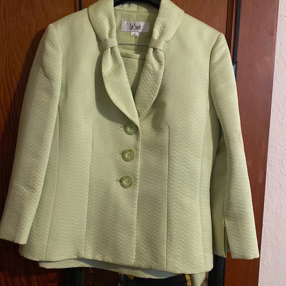 Le suit size 4